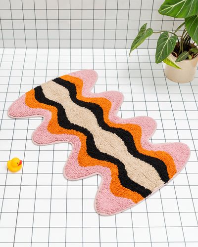 Baderomsmatte med Art Deco-inspirert bølgemønster og moderne farger. Plankton er myk, leken og gir badet personlighet.